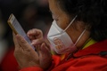 中国南西部の成都で行われたモバイル講習会に参加する女性（2020年11月30日撮影）。(c)NOEL CELIS / AFP