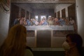 イタリア・ミラノのサンタ・マリア・デッレ・グラツィエ教会内の修道院で、15世紀後半に描かれたレオナルド・ダビンチの作品「最後の晩餐」を鑑賞する人々（2021年2月10日撮影）。(c)MIGUEL MEDINA / AFP