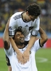 2010年サッカーW杯南アフリカ大会（%%2010 World Cup%%）1次リーグD組、ドイツ対オーストラリア。試合はドイツが4-0で快勝した。写真は後半25分にチームの4点目を決め、メスト・エジル（%%Mesut Ozil%%）から祝福されるドイツのカカウ（%%Cacau%%）。（2010年6月13日）(c)AFP/JOHN MACDOUGALL