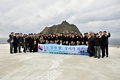 竹島（Takeshima、韓国名・独島、Dokdo）に上陸した韓国の議員ら。横断幕には、自分たちの島は自分たちが守るとのメッセージが書かれている（2012年10月23日撮影）。(c)news1/AFPBB