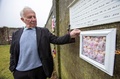 アイルランド・チュアムに設けられた、元母子生活支援施設の敷地内に埋められたとされる約800人の子どもの追悼廟を訪れた元入所者の男性（2021年1月13日撮影）。(c)Paul Faith / AFP