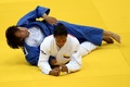 第32回世界柔道選手権（World Judo Championships 2014）、女子70キロ級決勝でユリ・アルベアル（Yuri Alvear）と対戦するヌンイラ華蓮（Karen Nun Ira、2014年8月29日撮影）。(c)AFP/VASILY MAXIMOV