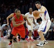 14-15NBA、ロサンゼルス・クリッパーズ（Los Angeles Clippers）対トロント・ラプターズ（Toronto Raptors）。ロサンゼルス・クリッパーズのJ.J.レディック（JJ Redick、右）からボールを奪うトロント・ラプターズのカイル・ローリー（Kyle Lowry、2014年12月27日撮影）。(c)AFP/Getty Images/Harry How