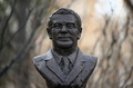 中国・北京市内の公園に設置された彫刻家の袁熙坤氏が制作したトーマス・バッハ国際オリンピック委員会（IOC）会長の胸像（2022年1月28日撮影）。(c)NOEL CELIS / AFP