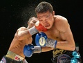 ボクシング、WBA世界スーパーフェザー級タイトルマッチ12回戦。金子大樹（Daiki Kaneko、右）と対戦する内山高志（Takashi Uchiyama、2013年12月31日撮影）。(c)AFP/Toru YAMANAKA