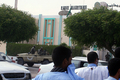 モーリタニア・ヌアクショット（Nouakchott）で、国営モーリタニア・ラジオ（Radio Mauritanie）の建物の前を巡回する兵士（2008年8月6日撮影）。(c)AFP