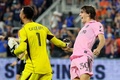 サッカーUSオープンカップ準決勝、FCシンシナティ対インテル・マイアミ。勝利を喜ぶインテル・マイアミのベンジャミン・クレマスキ（右）とドレイク・カレンダー（2023年8月23日撮影）。(c)Andy Lyons/Getty Images/AFP