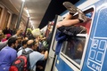 ハンガリーの鉄道駅で、オーストリア国境に向かう列車に殺到する移民たち（2015年9月19日撮影）。(c)AFP/VLADIMIR SIMICEK
