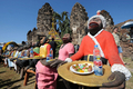 タイの首都バンコク（Bangkok）から北150キロのロッブリー（Lopburi）で29日、恒例の「モンキー・ビュッフェ（Monkey Buffet）」が行われ、4000キロ以上の果物や野菜などがサルたちに振舞われた。モンキー・ビュッフェは、同地域の観光促進イベントとして毎年行われているお祭り。

写真は、「モンキー・ビュッフェ」の祭りの期間中、お菓子や飲料などが載ったトレーを持ち色とりどりの衣装をまとったサルの彫像（2009年11月29日撮影）。(c)AFP/Pornchai KITTIWONGSAKUL