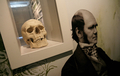 英ケント（Kent）州ブロムリー（Bromley）で、同国の自然科学者チャールズ・ダーウィン（Charles Darwin）が住んでいたダウンハウス（Down House）内の博物館で展示される、ダーウィンの頭蓋（ずがい）骨と写真（2009年2月12日撮影）。(c)AFP/Carl de Souza