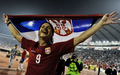 2010年サッカーW杯南アフリカ大会（%%2010 World Cup%%）欧州予選・グループ7、セルビア対ルーマニア。試合はセルビアが5-0で勝利し、本大会出場を決めた。写真は国旗を手に歓喜するセルビアのマルコ・パンテリッチ（%%Marko Pantelic%%）。（2009年10月10日撮影）(c)AFP/ANDREJ ISAKOVIC