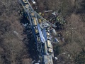 ドイツ南部バート・アイブリング近郊で起きた列車衝突事故の現場で活動する消防士や救急医（2016年2月9日撮影）。(c)AFP/dpa/Peter Kneffel