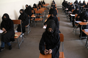 タリバン、女子の大学進学を禁止 アフガン