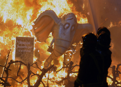 スペイン「サン・ホセの火祭り」最終日、張り子の火に包まれるバレンシア