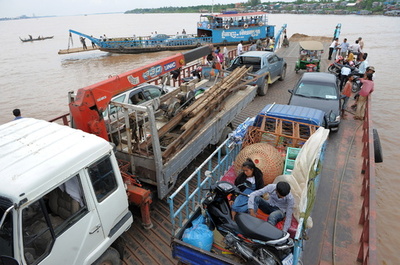 飲酒運転の車が川に転落、子どもら7人水死 カンボジア