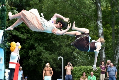 バイエルンの伝統衣装でざぶん！ 独南部で飛び込み大会