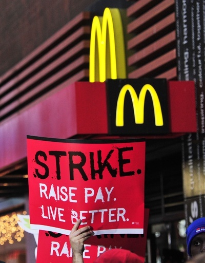 米マクドナルド従業員ら集団訴訟、未払い賃金の支払いなど要求