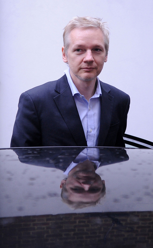 老婦人に変装、探偵小説めいた人物･･･ウィキリークス・アサンジ氏の「内幕」を暴露