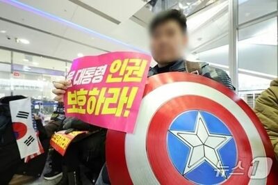 「CIA」「モサド」の偽造身分証、ネット購入…ソウル・中国大使館で騒動の“キャプテン・アメリカ”コスチューム男