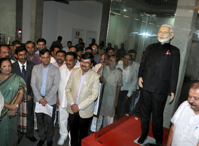 インド首相の名前入りスーツ、約2300万円で落札