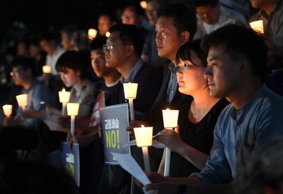 韓国の巨大キリスト教会、世襲めぐり論争 ろうそくともす抗議集会も