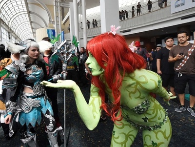 「コミコン」にコスプレーヤー大集合　米ロングビーチ