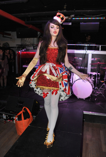 英キャサリン妃の親戚、NYでストリップ披露