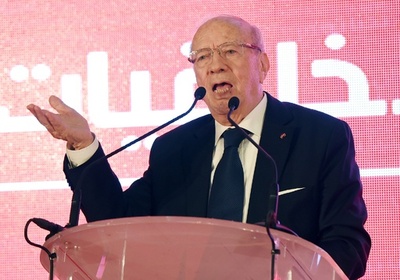 チュニジア初の自由投票による大統領選、決選投票で元首相が勝利