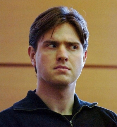 英男性の妻子射殺事件、国際電話で「2人を並べて寝かせて」