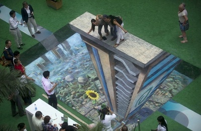 あっ危ない！転落のスリルが楽しめるアート