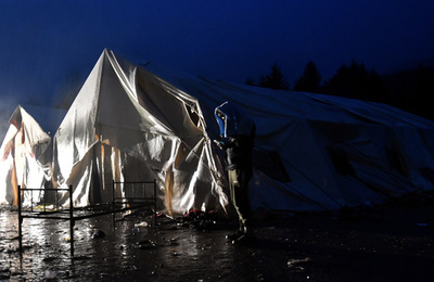 移民受け入れ施設で未成年者らをレイプ、移民6人逮捕 ボスニア