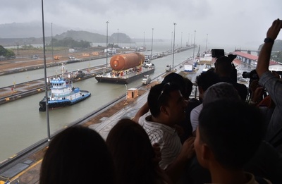 スペースシャトル外部タンク、パナマ運河を通過