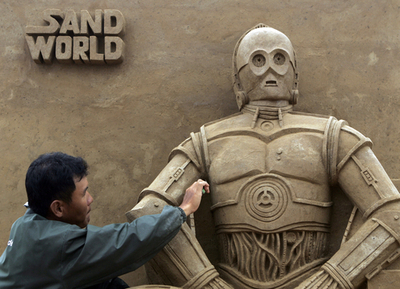 サンド・ワールド・フェスティバル開幕に向けて彫像が完成間近