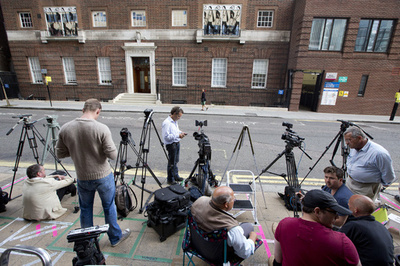 英ロイヤルベビー誕生待つ報道陣、病院前での場所取り始まる