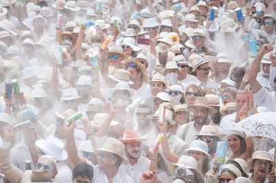 白い粉まみれでダンス、スペイン・ラパルマ島の路上カーニバル