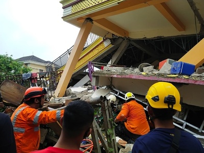 インドネシアでM6.2地震、3人死亡 ホテルや病院倒壊