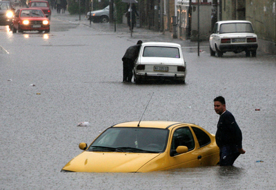 大雨で道路が冠水、ドライバーも立ち往生 セルビア