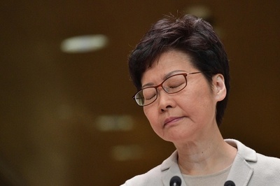 香港行政長官、政府の欠陥認めるも譲歩せず