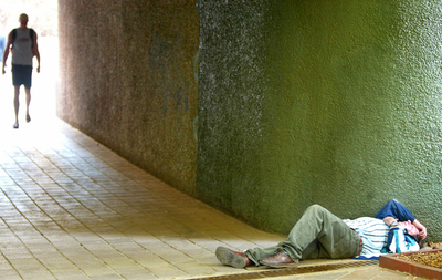 働かない者には牛追い棒で気合いを入れてやれ！豪上院議員が議会で演説