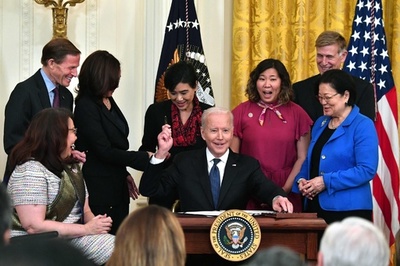 米、アジア系へのヘイトクライム対策法成立 バイデン氏「沈黙は共犯」