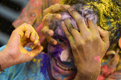 【今日の1枚】色粉で祝う春の訪れ インド