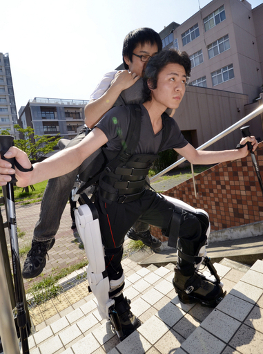 車椅子のアスリートが世界遺産へ、ロボットで介助者パワーアップ