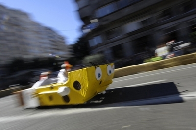 個性的なボックスカートが疾走、スペイン