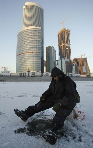 モスクワで氷点下15度、凍った川で魚釣り満喫