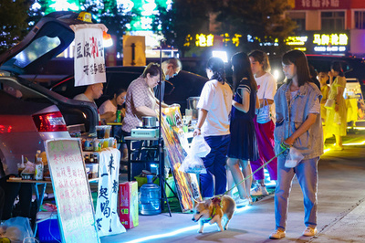 中国で増える「車のトランク起業」 実益と夢を追う若者たち