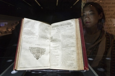 シェークスピア全集の希少な初版本、3億円で落札