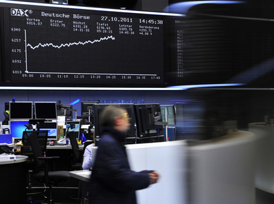 世界の株価急騰、EUの債務危機対策合意などで