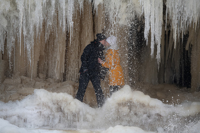 氷瀑の下でロマンチックなひととき エストニア