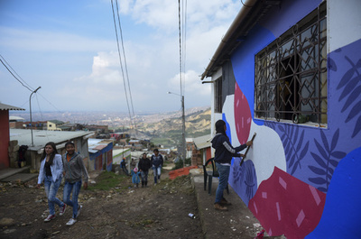 平和を願って壁に「団結」のグラフィティ、コロンビアの内戦犠牲者