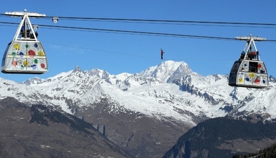モンブランのロープウエーを綱渡り、仏